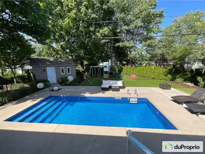 Voici notre magnifique maison. Située dans un cadre enchanteur, entourée d'arbres et d'une végétatio...