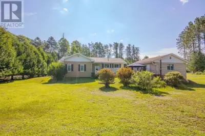 Welcome to your peaceful retreat in the heart of Barry's Bay! Nestled in the friendly Sandhill subdi...