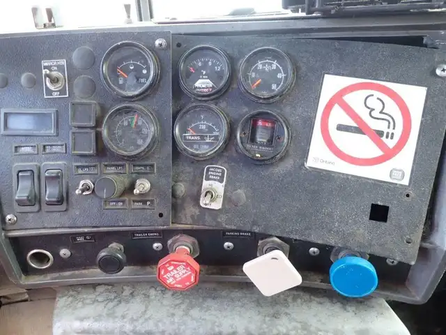 2001 Mack RB688S in Heavy Trucks in Longueuil / South Shore - Image 16