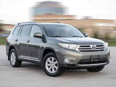 2012 Toyota Highlander AWD Green Exterior on Beige Interior comes with Leather , Back up Camera , He...