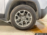 This Jeep Cherokee boasts a Regular Unleaded V-6 3.2 L/198 engine powering this Automatic transmissi... (image 9)