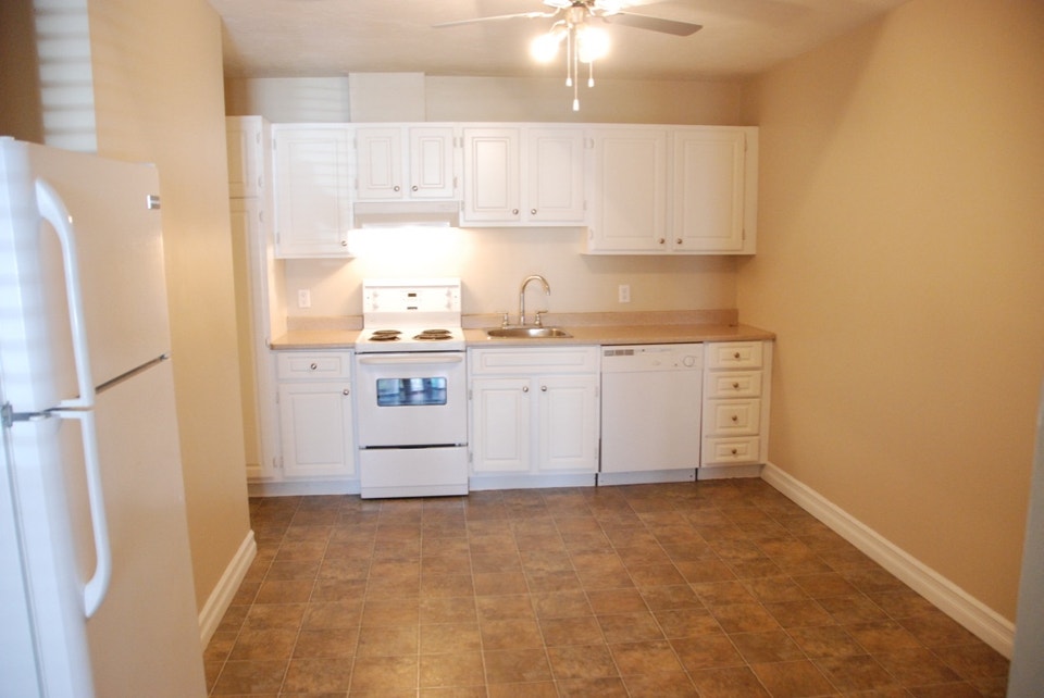 ** 3 FREE Parking Spaces**  Family Friendly *Monthly Lease 2