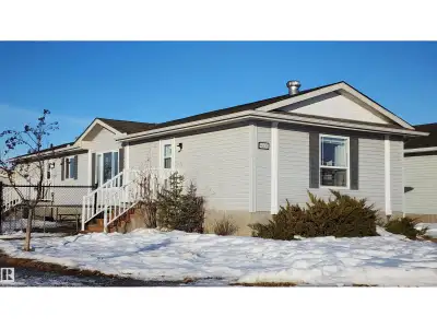 Beautiful sunsets can be enjoyed here in peaceful Aspen Creek with south facing fenced yard for your...