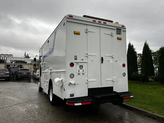 2005 Morgan Olson Workhorse 14 Foot Step Van with Shelving in Heavy Trucks in City of Montréal - Image 9