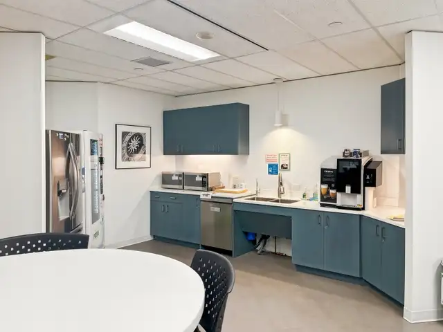 Large Office for Rent – Regus Vancouver Park Place Vancouver in Commercial & Office Space for Rent in Vancouver - Image 8
