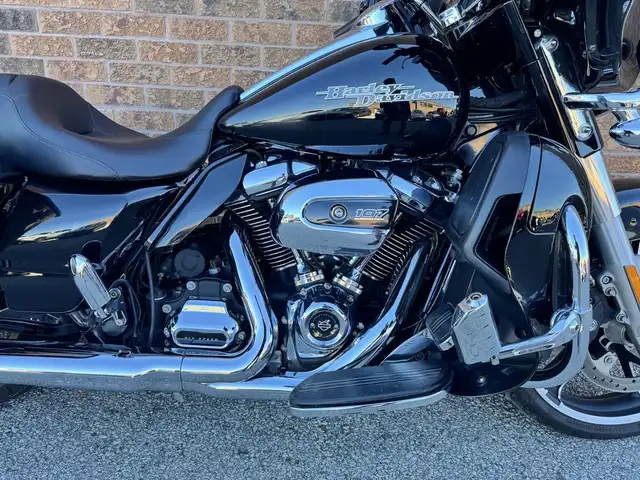 2017 Harley-Davidson Street Glide Special **SCREAMIN' EAGLE PIPE in Sport Touring in Markham / York Region - Image 10