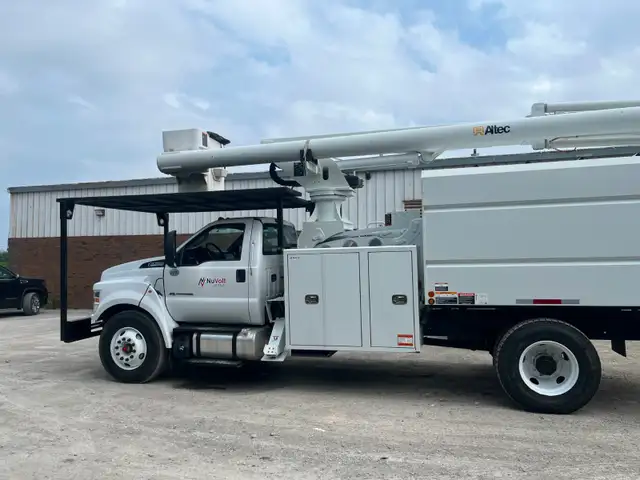 2020 Ford Forestry Truck Altec LR7-60E70 in Other in Whitehorse - Image 7