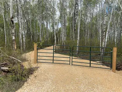 R19//Fraserwood/Gorgeous 5 acre property. Just 10 mins from Gimli. Mixture of poplar, maple, birch a...