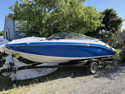 A speedster coupe on the water, the Yamaha SX195 is revved for performance with its 1.8L supercharge...