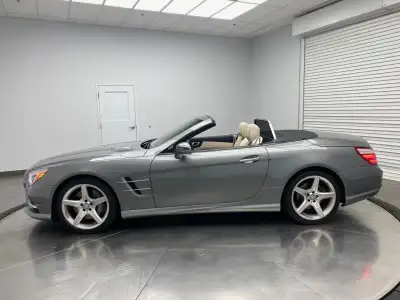 This 2013 SL550 Glass Roof Roadster is a very clean local 1-owner Calgary car finished in Palladium...