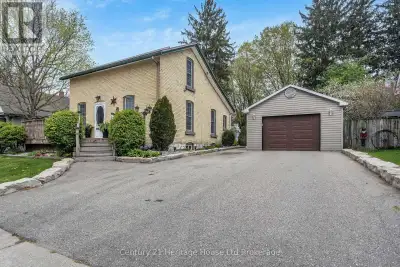 Adorable home on edge of Ingersoll- a minute away from 401. Big beautiful mature lot- 67' x 135' wit...