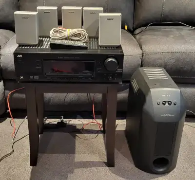 Excellent condition avec fils Télécommande cable fibre optique inclut.