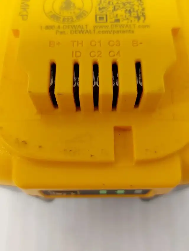 (92233-2) DeWalt DCB205 Battery in Power Tools in Calgary - Image 7