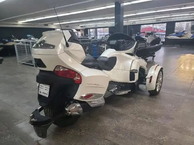 2017 Can-Am SPYDER RT LTD (SE6) BLANC in Sport Touring in Lanaudière - Image 8