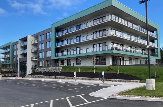 Wrap Around Deck; 2 bdrms+2 bthrm; SHIRAZ 50 + in Long Term Rentals in City of Halifax - Image 2