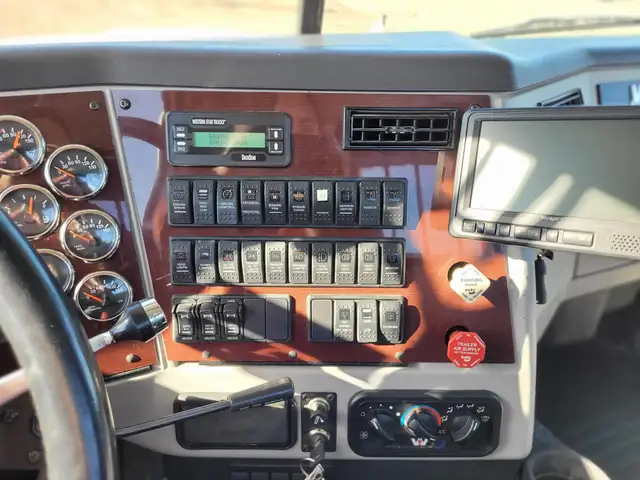 2013 WESTERN STAR 6900XD in Heavy Trucks in Saskatoon - Image 21
