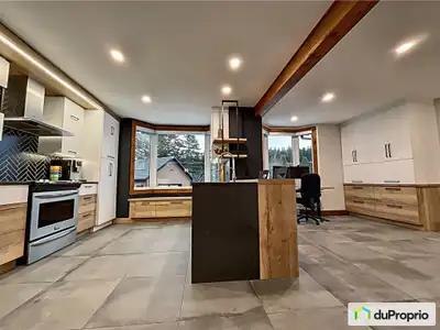 Magnifique propriété rénovée au bord du lac Matapédia Découvrez cette propriété offrant 254 pieds de...