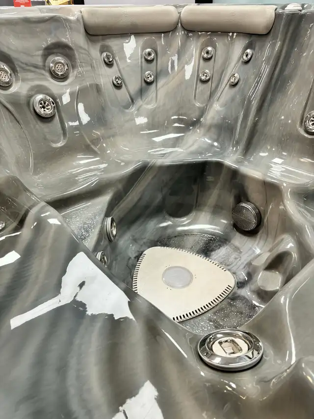Self-Cleaning 6 person hot tub 62863734586370122