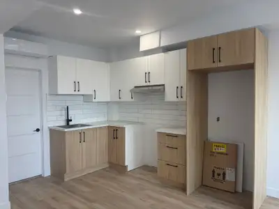 418-655-8281 À voir au 1124 rue Saint-Jean, superbe très grand 2 1/2 entièrement rénové refait à neu...