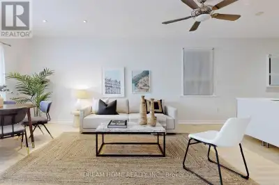 UPPER - 53 LANARK AVENUE Toronto (Oakwood Village), Ontario