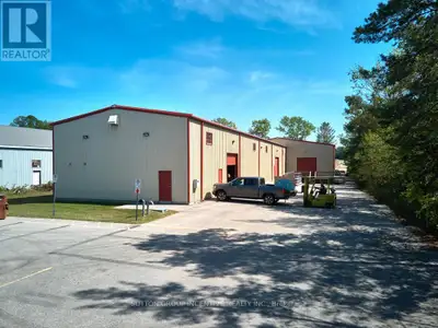 Single Tenant Industrial building in Snow Valley / Minesing. 15,450 SF total building (approx. 12,21...