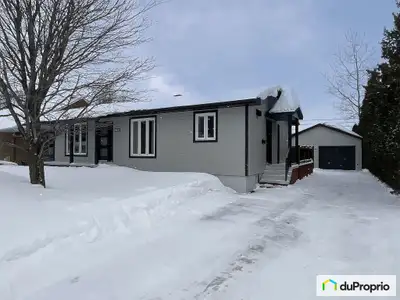 Située dans le quartier recherché de l'île Maligne à Alma, cette maison de type bungalow offre un en...