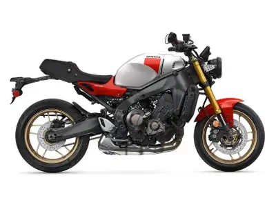 2025 yamaha XSR900 Yamaha XSR900 2025 Nouvel arrivage : Yamaha XSR900 2025 Blanc Elle vient tout jus...