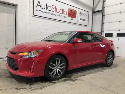 Le Scion tC 2016 usagé proposé par AutoStudio 72 à Mirabel mise sur une conduite engageante avec sa...