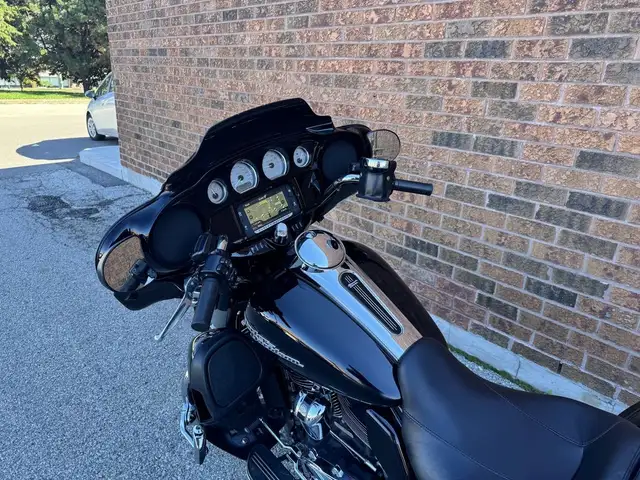 2017 Harley-Davidson Street Glide Special **SCREAMIN' EAGLE PIPE in Sport Touring in Markham / York Region - Image 21