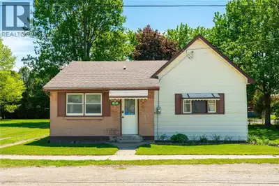 Welcome to easy living in Alvinston! This 2-bedroom, 1-bathroom detached bungalow features functiona...