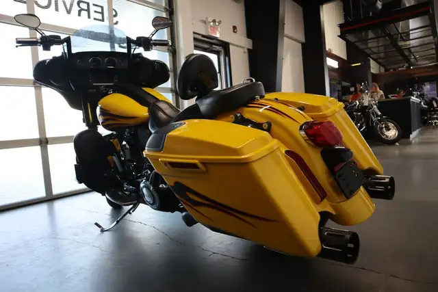 2015 Harley-Davidson FLHXSE - CVO Street Glide in Sport Touring in Strathcona County - Image 5
