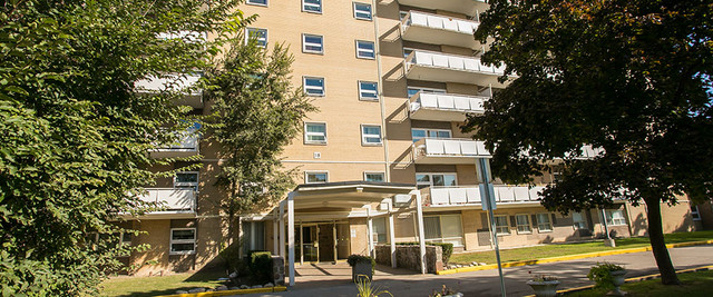 St. Andrews Towers East - 2 Bedroom Apartment for Rent in Long Term Rentals in City of Toronto - Image 3