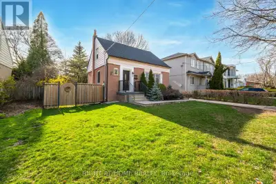 Welcome To This Gorgeous Home Available For Rent And Located In Upscale Burnhamthorpe Gardens! Situa...