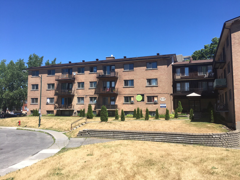 Beautiful renovated 2 1/2 Dorval Heat & Hot water Locations longue