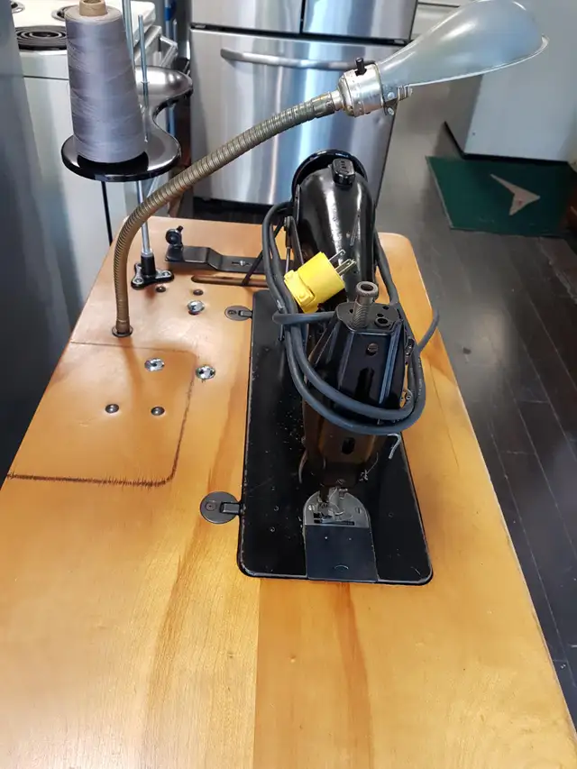 Sewing Machine. Industrial heavy duty. Metal. in Hobbies & Crafts in City of Toronto - Image 4
