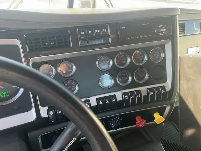 2016 Kenworth T800 in Heavy Trucks in Calgary - Image 14