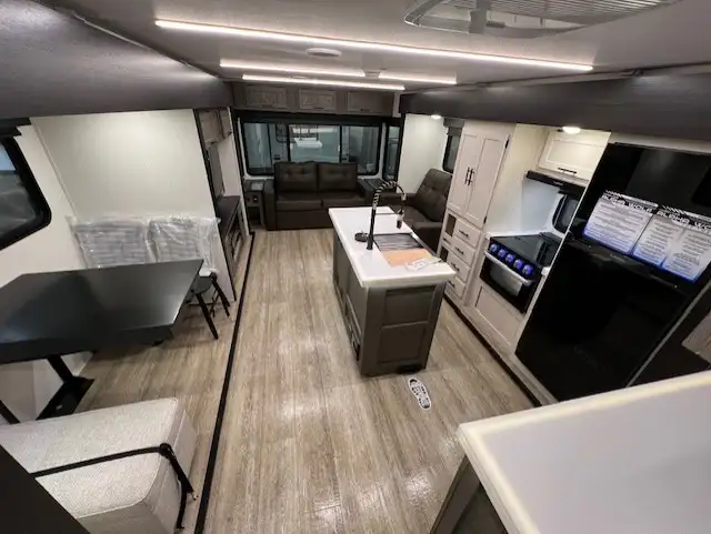 2025 Alpha Wolf 33RL-L Limited Couples Camper RV in Travel Trailers & Campers in Winnipeg - Image 4