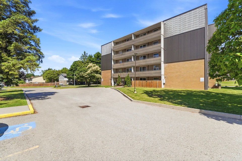 Lakeview Towers Apartments - 2 Bedroom Apartment for Rent - Wood 2