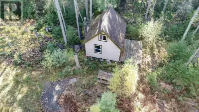 This lake front paradise is waiting for you to create your own paradise. Situated in a covenant prot...