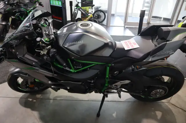 2025 Kawasaki NINJA H2 CARBON in Street, Cruisers & Choppers in Edmonton - Image 8