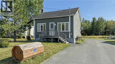 AFFORDABLE COUNTRY LIVING // SPACIOUS HOME WITH DETACHED GARAGE Affordable country living on a spaci...