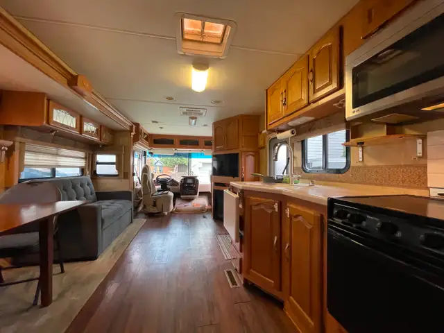 2007 (Motor Home 32’) Forest River Georgetown XL in RVs & Motorhomes in Abbotsford - Image 7