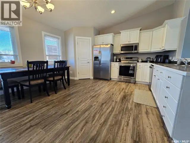752 McTaggart DRIVE Weyburn, Saskatchewan in Houses for Sale in Regina - Image 5