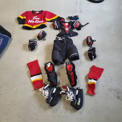 Turns out my son isn't going to be the next Wayne Gretzky, so I have a full set of hockey equipment...