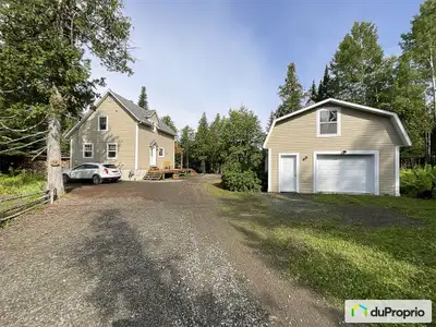 Beau chalet quatre saisons sur le bord du lac Pointu à St-Narcisse de Rimouski et à 30 minutes de Ri...