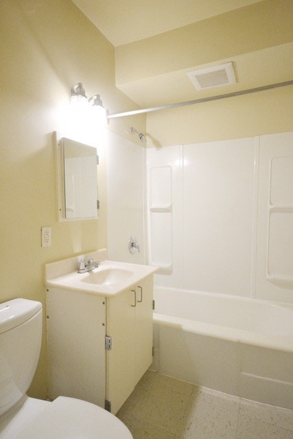 BASEMENT BACHELOR- $969 w/bonus! 2