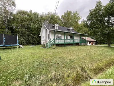 Superbe propriété offrant espace et tranquillité Située sur un vaste terrain d'environ 26 000 pi², c...