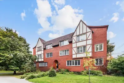 Condo clé en main – Côte-des-Neiges | Opportunité à saisir rapidement ✨ Charmant condo au rez-de-cha...