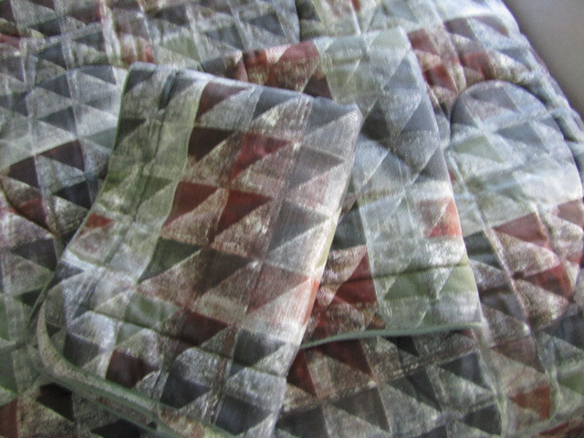 Stylish Double Bed Comforter w. 2 Pillow Shams - Brand New! in Bedding in Dartmouth - Image 4