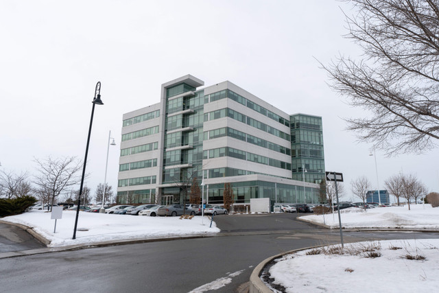 Book a reserved coworking spot or hot desk in Pointe Claire dans Espaces commerciaux et bureaux à louer  à Ville de Montréal - Image 2